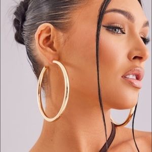 NWOT Lulu’s Basic Gold Hoop Earrings large with clasp